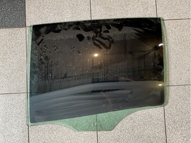 Скло задньої двері лівої 3T5845205A VAG