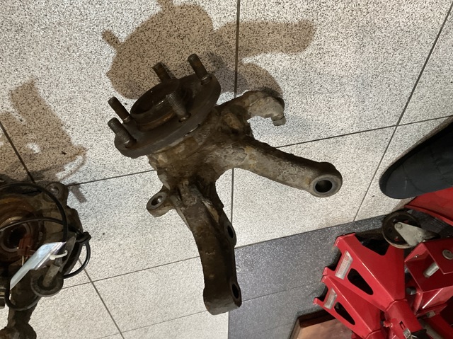 Цапфа поворотного кулака 400148H300 NISSAN