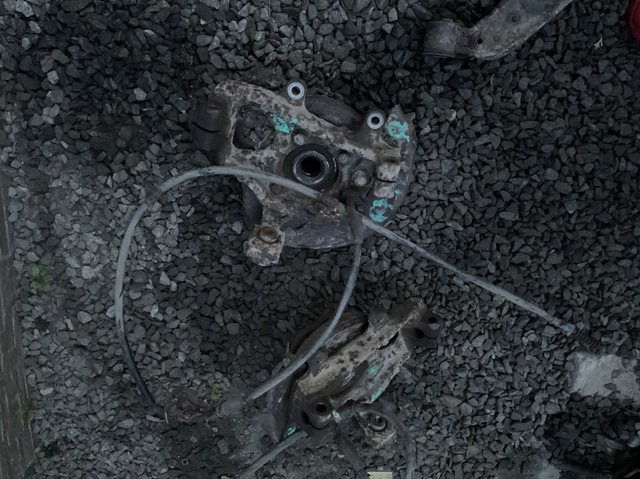 Кулак поворотний правий 43018EB300 NISSAN