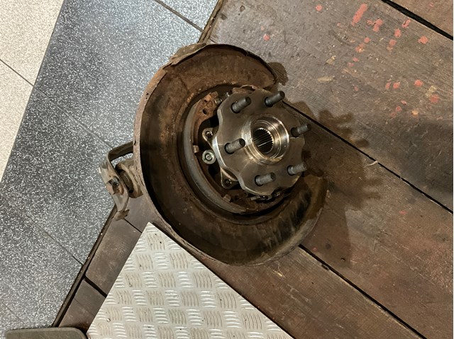 Цапфа поворотна ліва 43019EB300 NISSAN