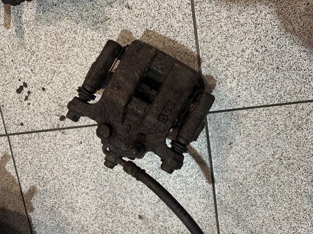 Задній гальмівний супорт лівий 440118H300 NISSAN