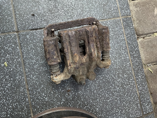 Задній гальмівний супорт лівий 44011EB30A NISSAN