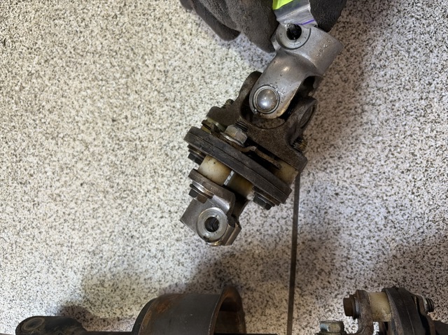 Вал рульової колонки, нижній 4520248060 TOYOTA