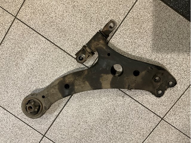 Правий важіль передній нижній підвіски 4806848020 TOYOTA