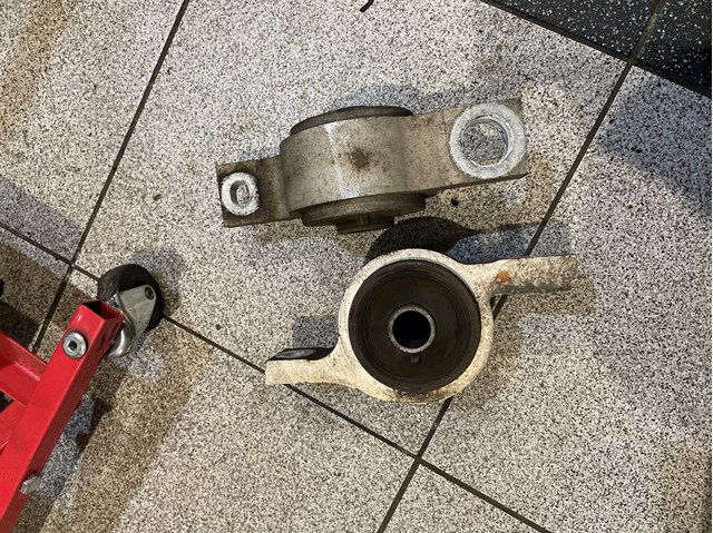 Сайлентблок нижнього переднього важеля 4807530030 TOYOTA