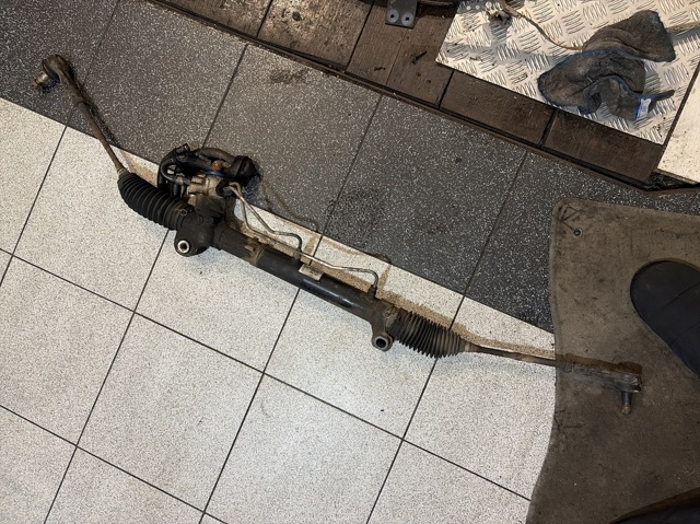 Рейковий рульовий механізм 490018H305 NISSAN