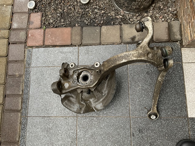 Цапфа передня ліва 4F0407253G VAG