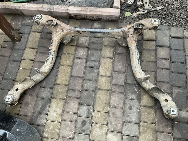 Балка задньої підвіски поперечна 4F0505235AJ VAG