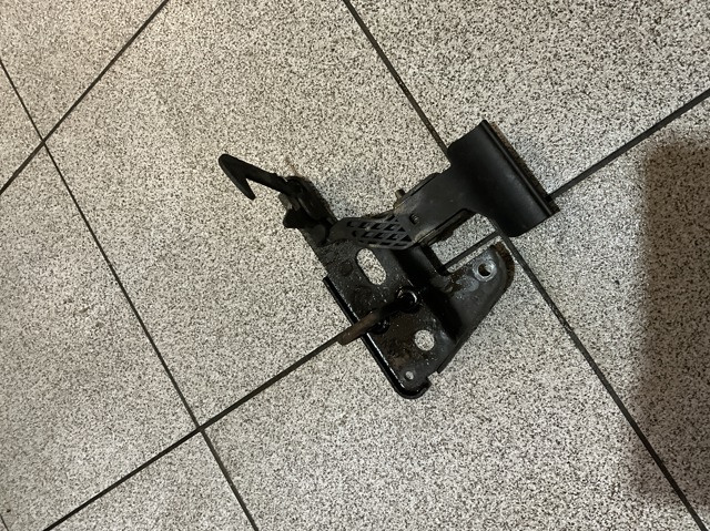 Стояк-гак замка капота 4F0823480B VAG