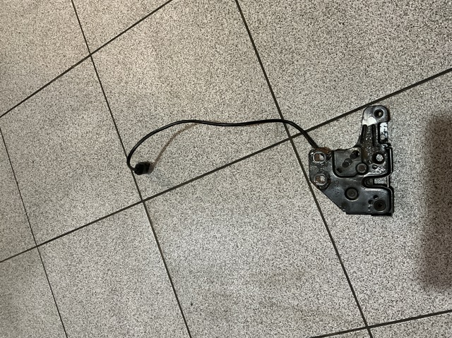 Запор капота (замок і привід замка капота) 4F0823509B VAG