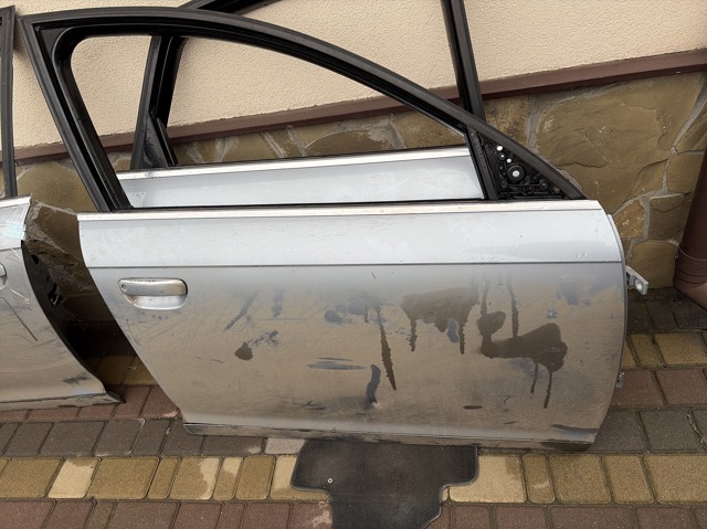 Дверка передня права 4F0831052F VAG