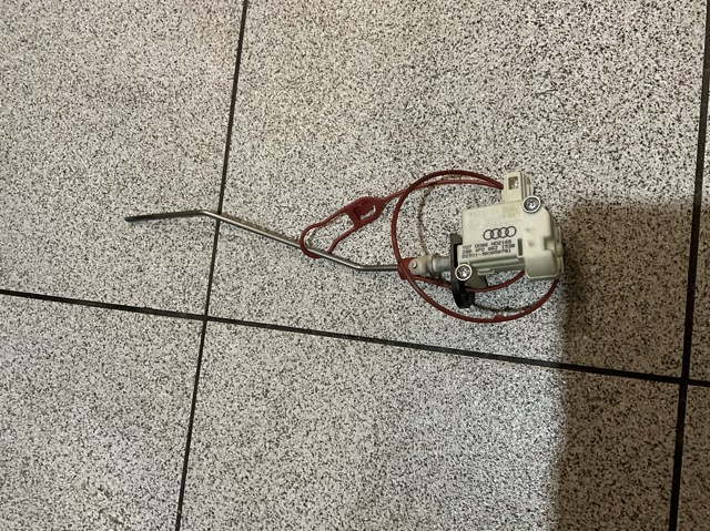 Лічинка замка паливного бака 4F0862153B VAG