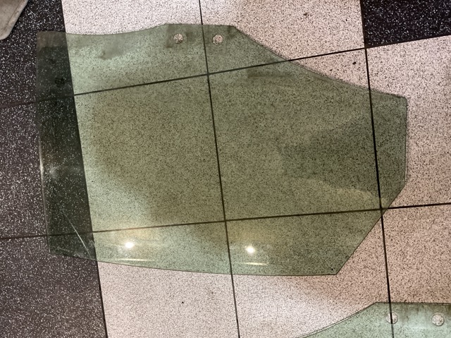 Скло заднє праве 4F5845206 VAG