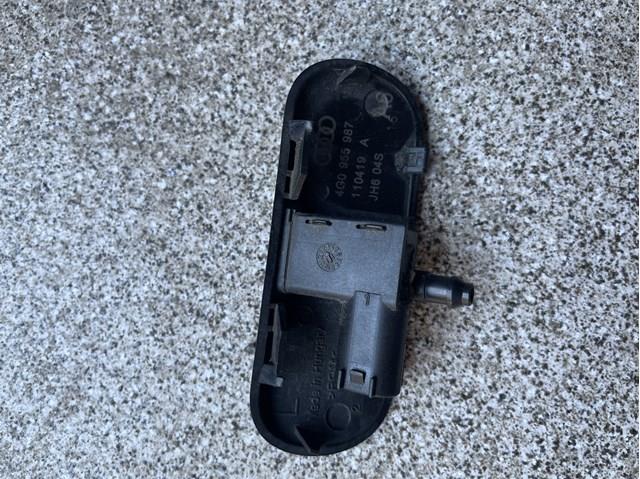 Форсунка омивача скла лобового, ліва 4G0955987 VAG