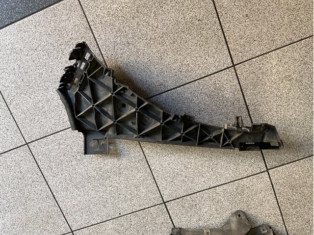 Направляюча переднього бампера, ліва 4L0807283 VAG