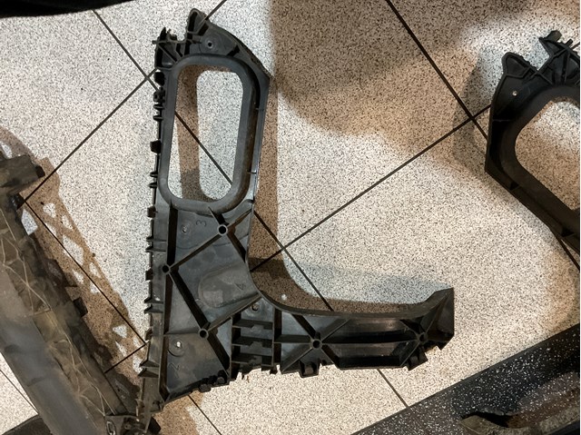 Направляюча заднього бампера, ліва 4L0807453A VAG