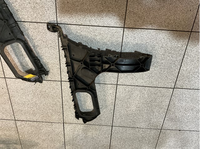 Направляюча заднього бампера, права 4L0807454A VAG