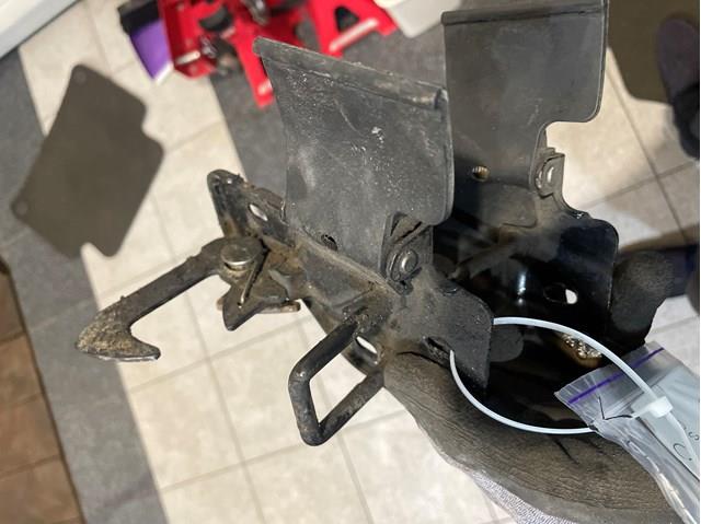 Стояк-гак замка капота 4L0823480 VAG