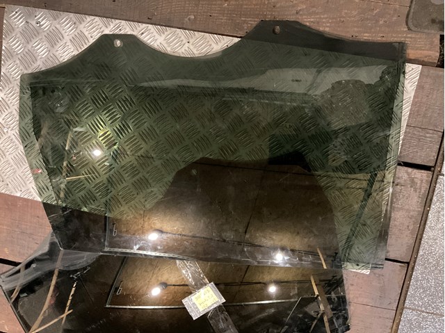 Скло заднє ліве 4L0845205 VAG