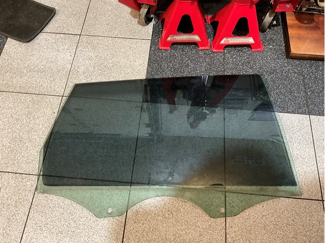 Вікно задніх дверей 4L0845206 VAG