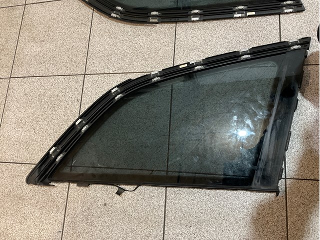 Скло багажного відсіку, праве 4L0845300R VAG