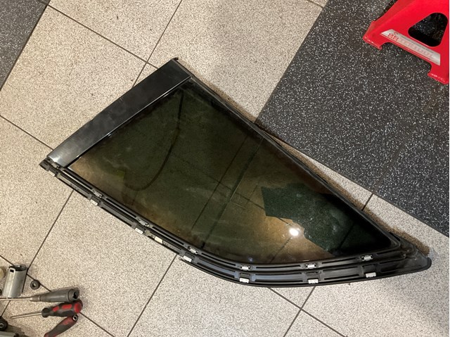 Скло багажного відсіку, праве 4L0845300RNVB VAG