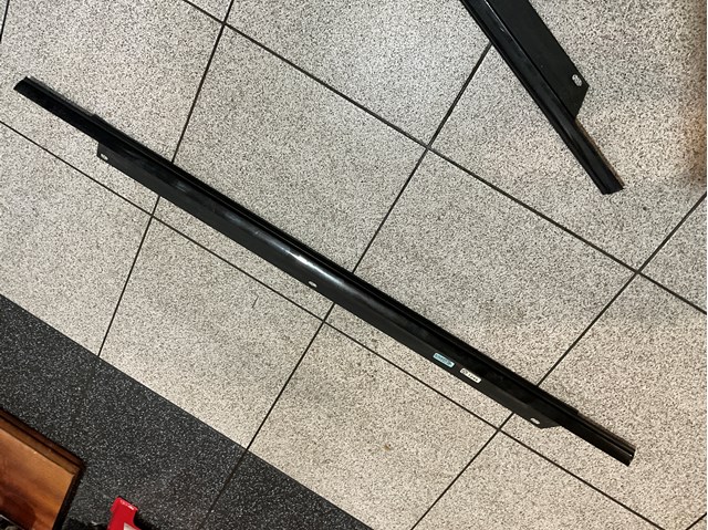 Накладка заднього скла, права 4L0853764E2ZZ VAG