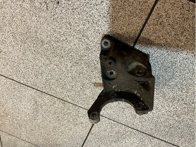 Кронштейн насоса ГПК 4R8Q3K738CC LAND ROVER
