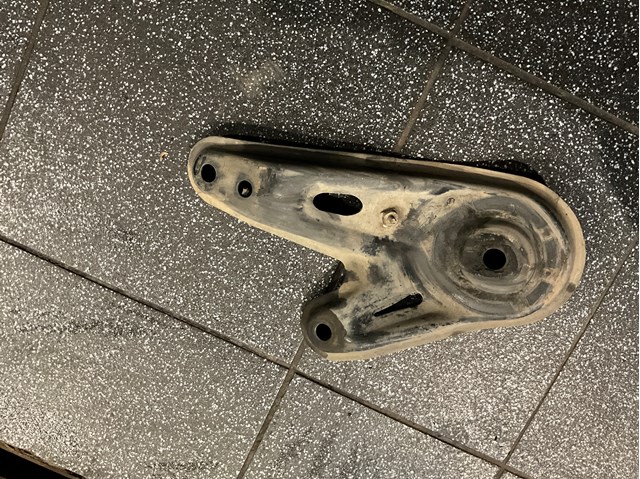 Кронштейн передньої балки 5102348030 TOYOTA