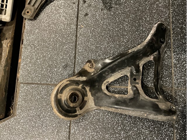 Кронштейн передньої балки 5103548020 TOYOTA