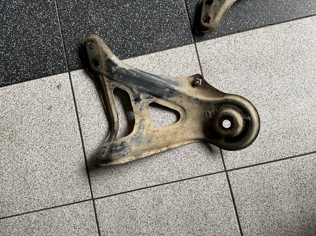 Кронштейн передньої балки 5103648020 TOYOTA