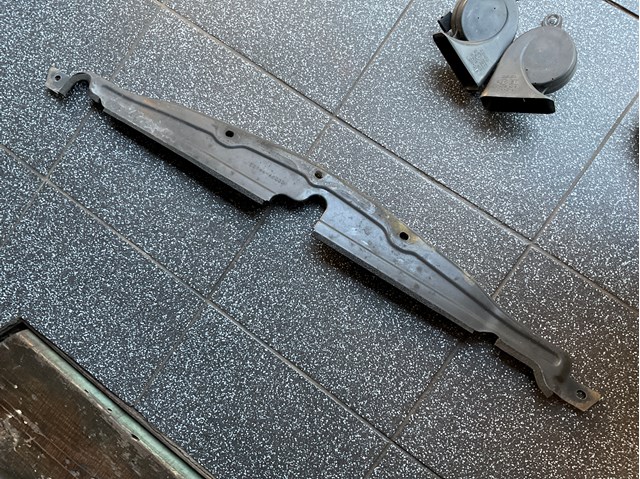 Кронштейн бампера переднього, центральний 5214448030 TOYOTA