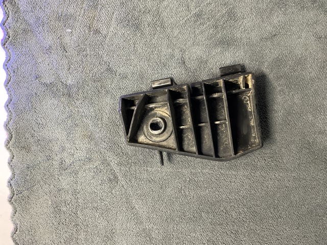 Кронштейн бампера заднього, правий 5215548010 TOYOTA