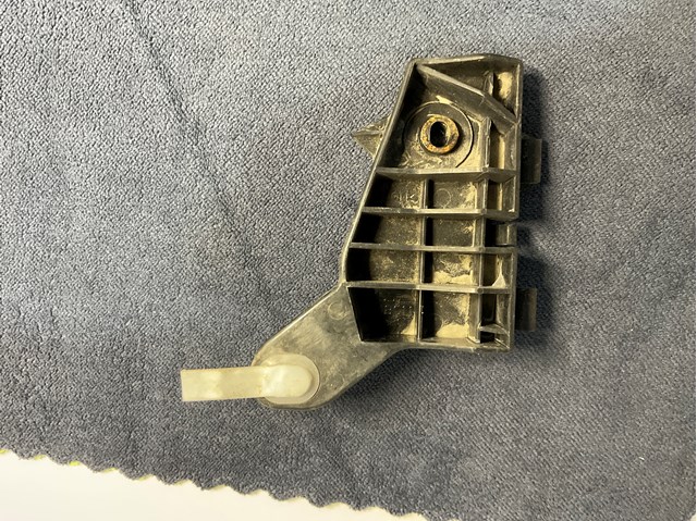 Кронштейн бампера заднього, правий 5215548011 TOYOTA