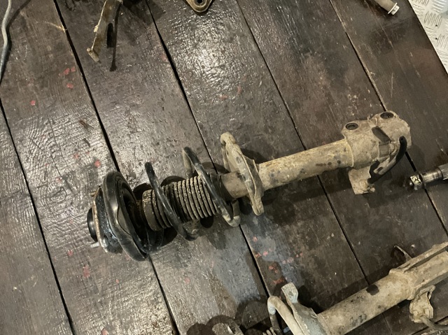 Стійка передня права 543028H725 NISSAN