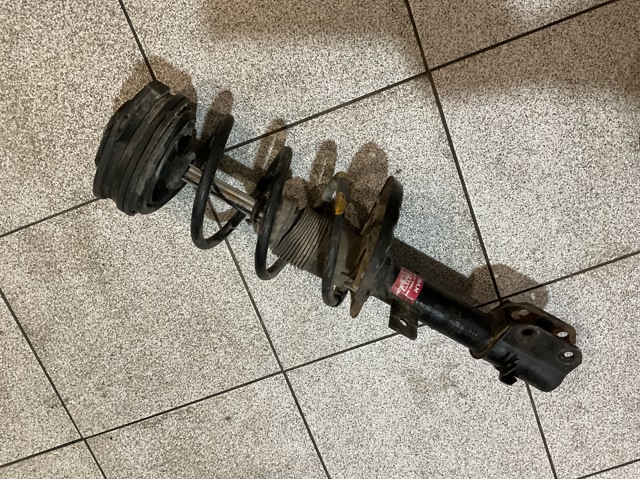 Стійка передня права 543029U025 NISSAN