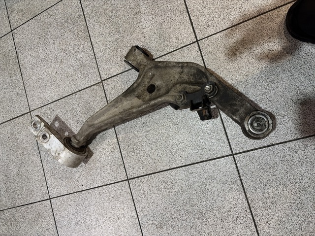 Важіль передній лівий 545018H310 NISSAN