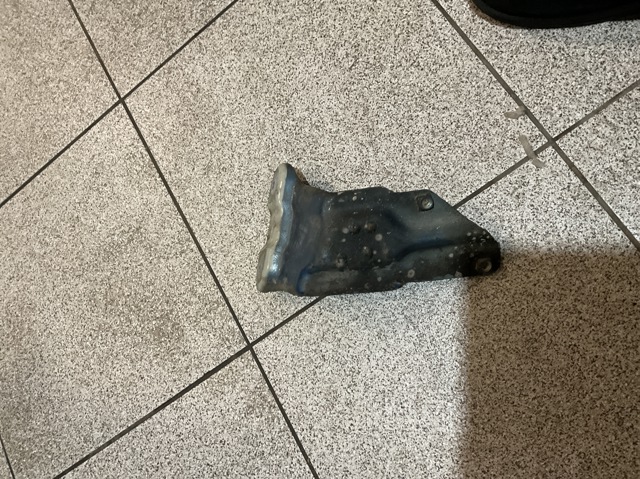 Кронштейн кріплення крила переднього правого, передній 5M0821136 VAG