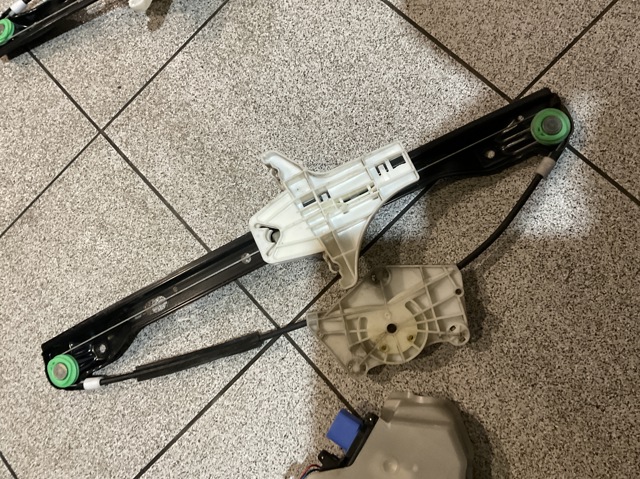 Склопідйомник задніх лівих дверей 5M0839461 VAG
