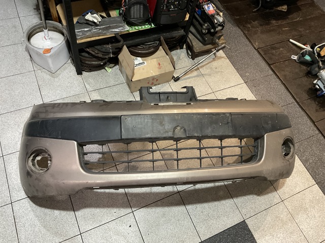 Буфер (бампер) передній 620229U040 NISSAN