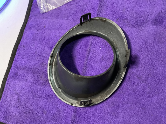Оправа протитуманки 622579U10A NISSAN