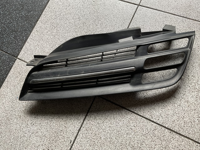 Решітка радіатора ліва 62330AX600 NISSAN