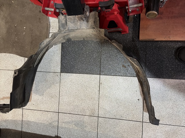 Подкрильнікі переднього крила, правий 638408H900 NISSAN