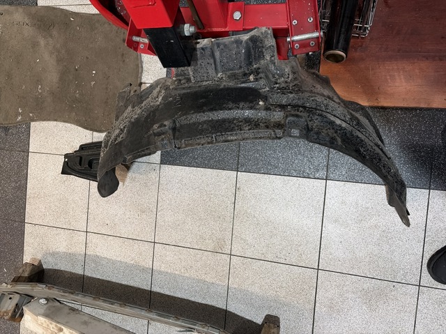 Підкрилок передній лівий 638418H900 NISSAN