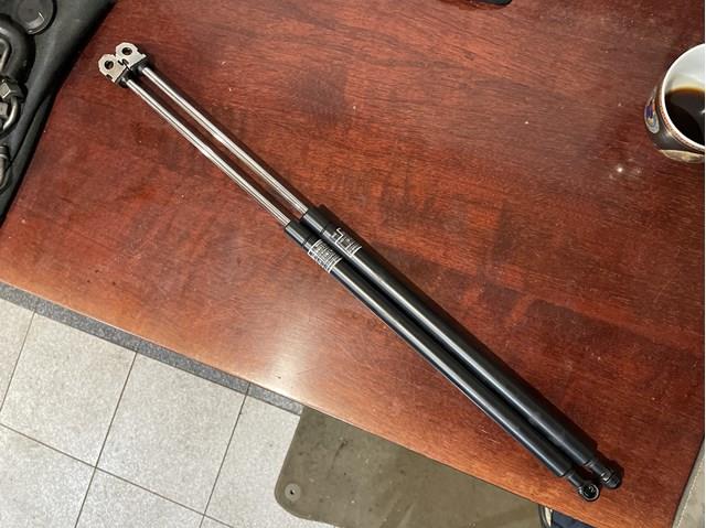 Амортизатор кришки багажника 6453053010 TOYOTA