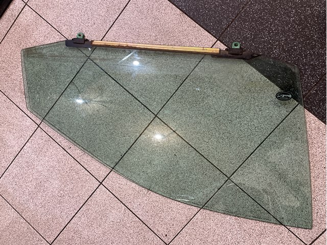 Скло передніх дверей, правих 6810148070 TOYOTA