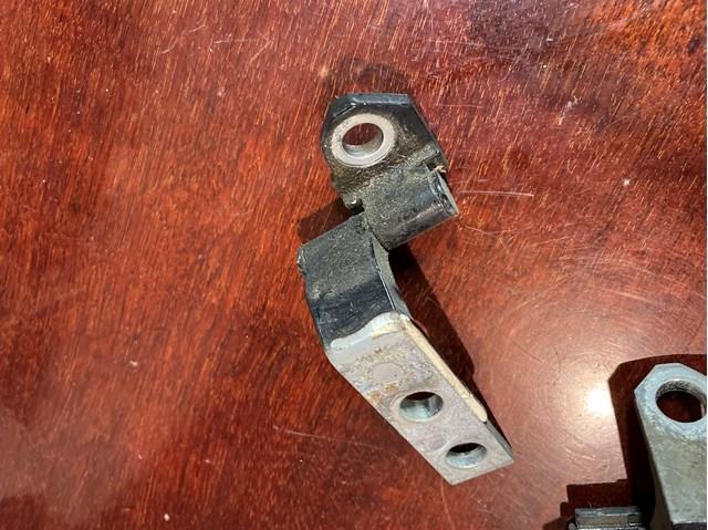 Петля водійських дверей 6872030110 TOYOTA
