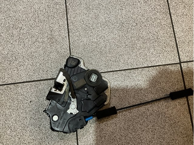Замок водійських дверей 6904033221 TOYOTA