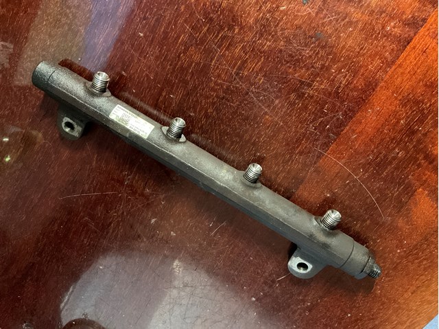 Розподільник палива (рампа), лівий 6H4Q9D280AB LAND ROVER
