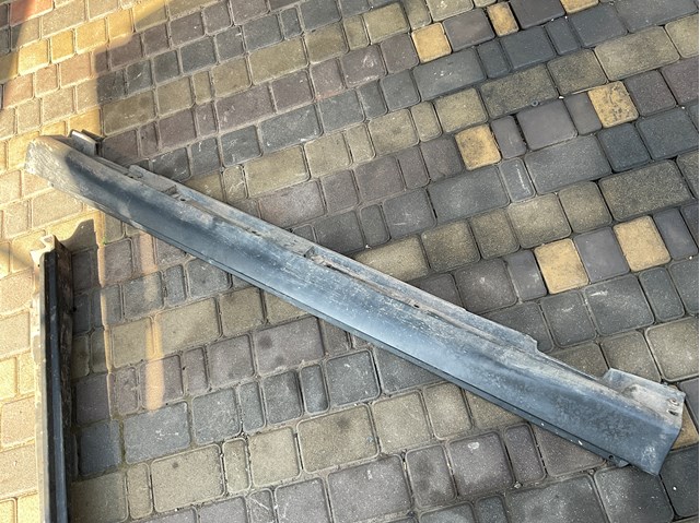 Накладка зовнішня (молдинг) порога, правий 7585048010 TOYOTA